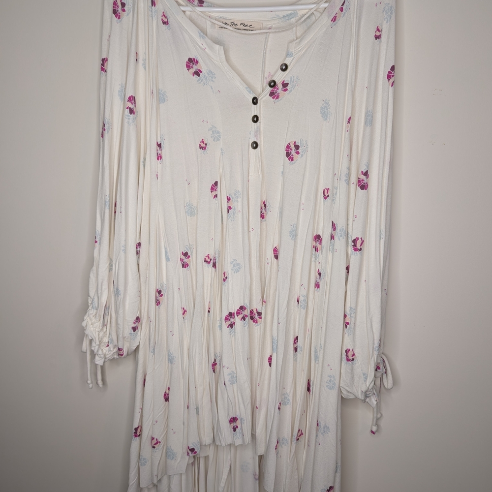 ✨ Host Pick ✨ We The Free White Tunic with Pink Floral Design